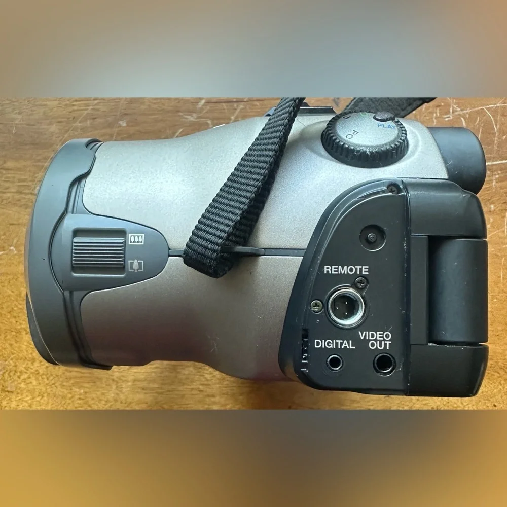 Vintage Canon PowerShot Pro70 CCD Digital Bridge Camera 6-15mm Zoom Lens Japan